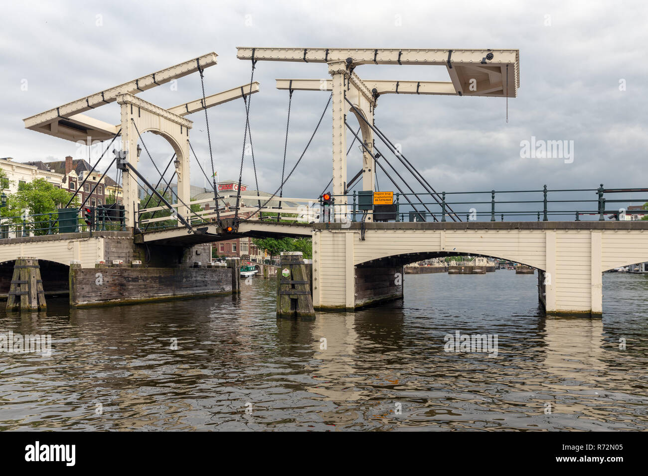 Vista in Magere Brug, famoso ponte olandese in canali di Amsterdam Foto Stock