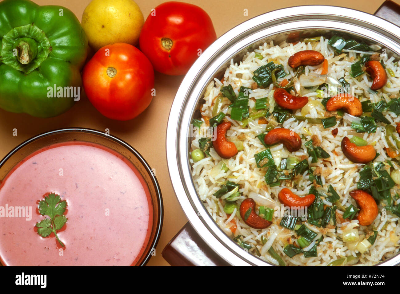 La veg riso fritto e cucum curry, pasto indiano, cibo dall'India Foto Stock