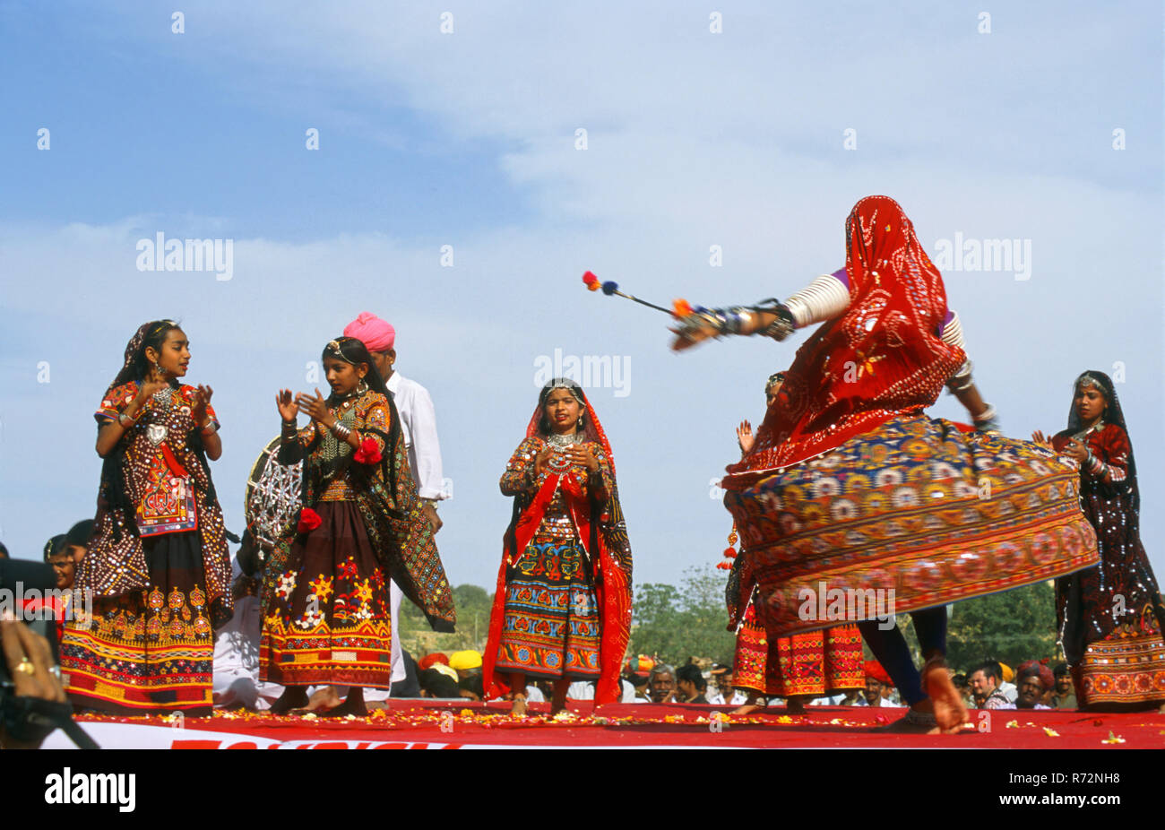 Le donne di eseguire ghoomer danza, jaisalmer, Rajasthan, India Foto Stock