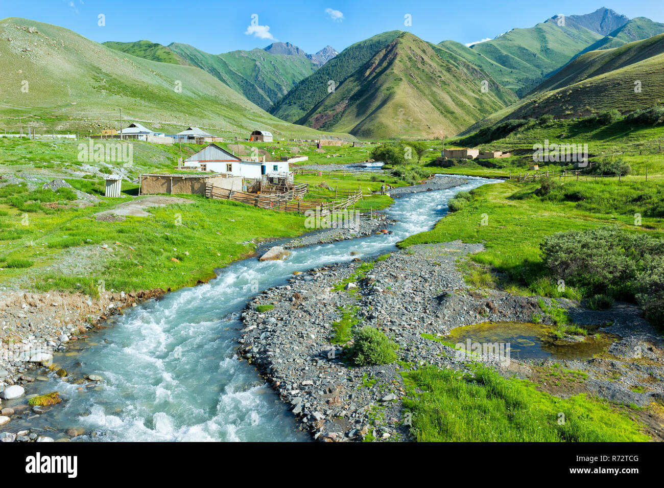 Insediamento lungo il fiume di montagna, Naryn gorge, regione di Naryn, Kirghizistan Foto Stock