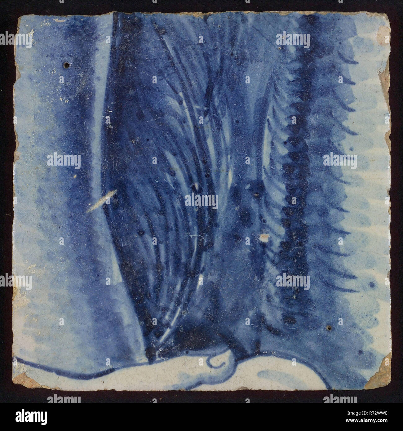 Piastrella con mano che regge qualcosa, contro sfondo blu, Piastrella immagine Frammento di filmato ceramica smalto, d 1,5 Foto Stock