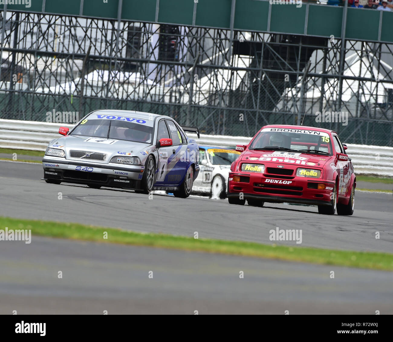 Jason Minshaw, Volvo S40, Craig Davies, Ford Sierra RS500, Super Touring Car trofeo, Silverstone Classic 2016, 60's automobili, Chris McEvoy, cjm-fotografia Foto Stock