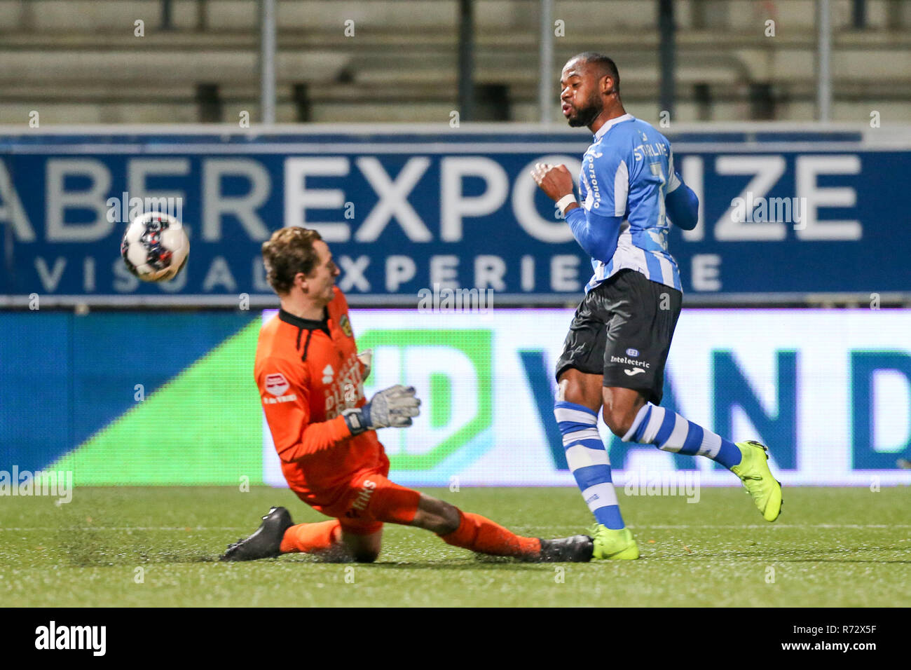 Leeuwarden, Olanda 30 novembre 2018 Calcio Olandese Keuken Kampioen Divisie 2018/2019: Cambuur contro Eindhoven L-R portiere Xavier Mous di SC Cambuur, Alvin Daniels di FC Eindhoven Foto Stock