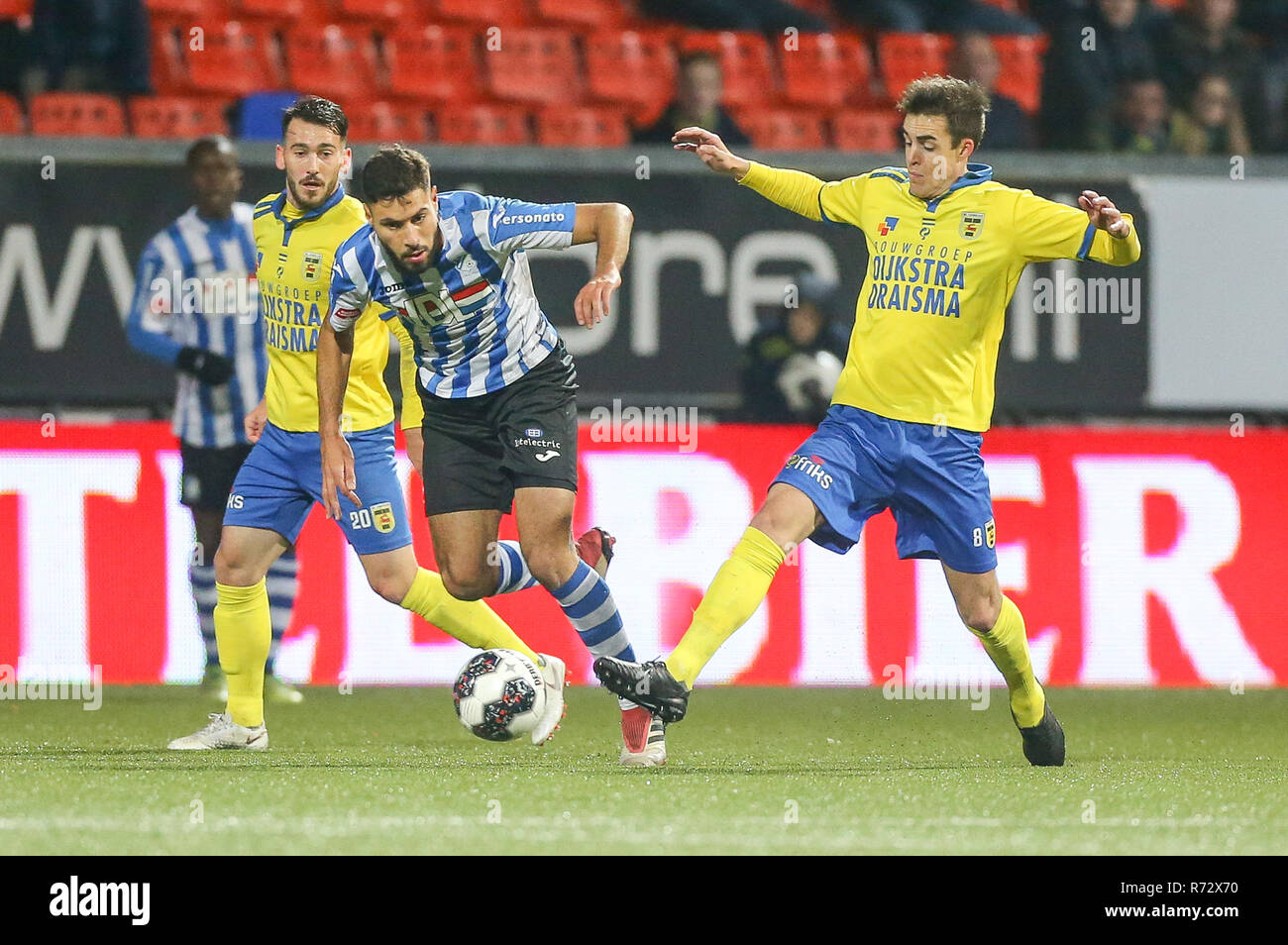 Leeuwarden, Olanda 30 novembre 2018 Calcio Olandese Keuken Kampioen Divisie 2018/2019: Cambuur contro Eindhoven L-R Robin Maulun di SC Cambuur, Karim Essikal di FC Eindhoven, Mathias Schills di SC Cambuur Foto Stock