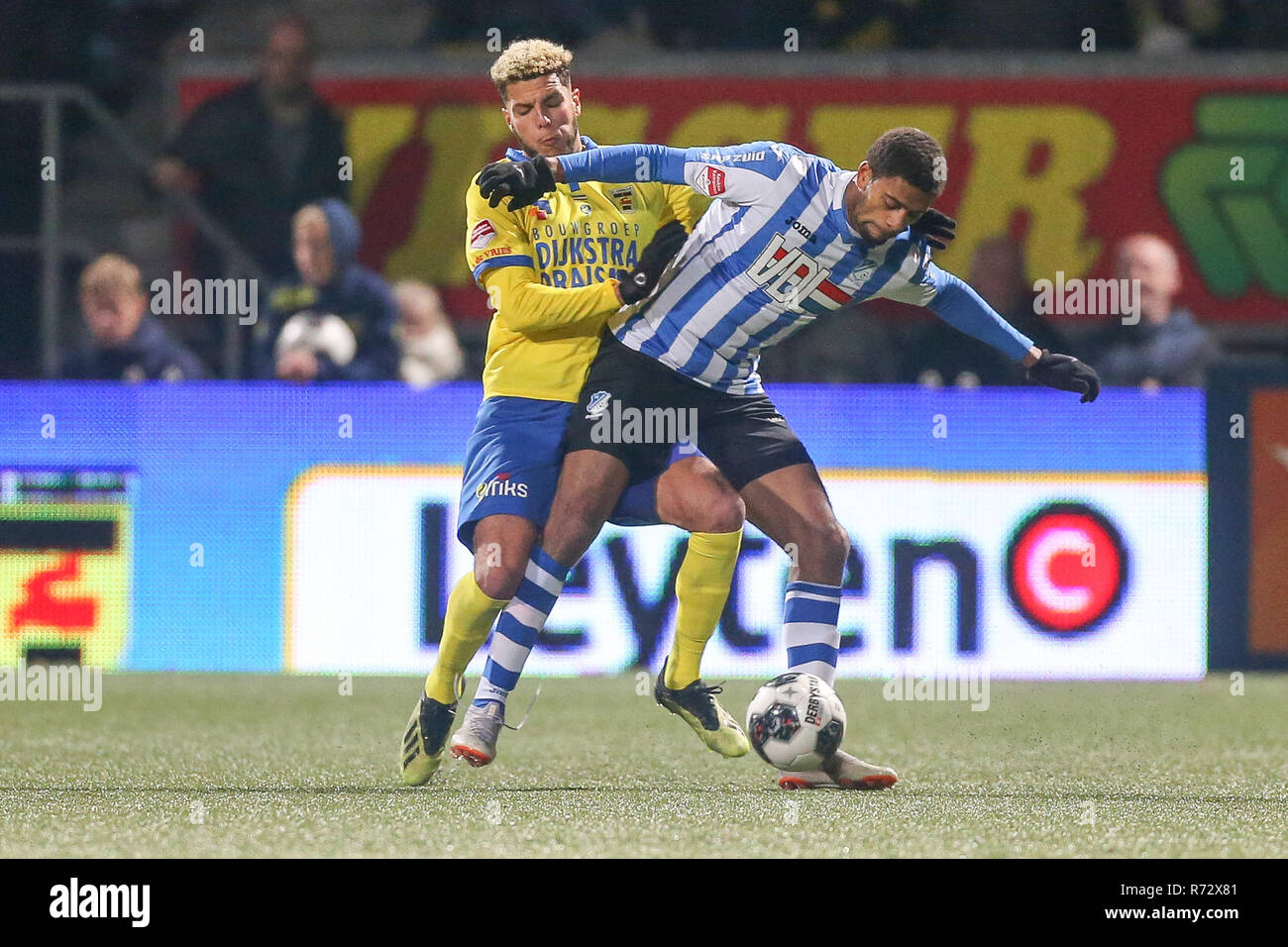 Leeuwarden, Olanda 30 novembre 2018 Calcio Olandese Keuken Kampioen Divisie 2018/2019: Cambuur contro Eindhoven L-R Karim Rossi di SC Cambuur, Rodney Kloster di FC Eindhoven Foto Stock