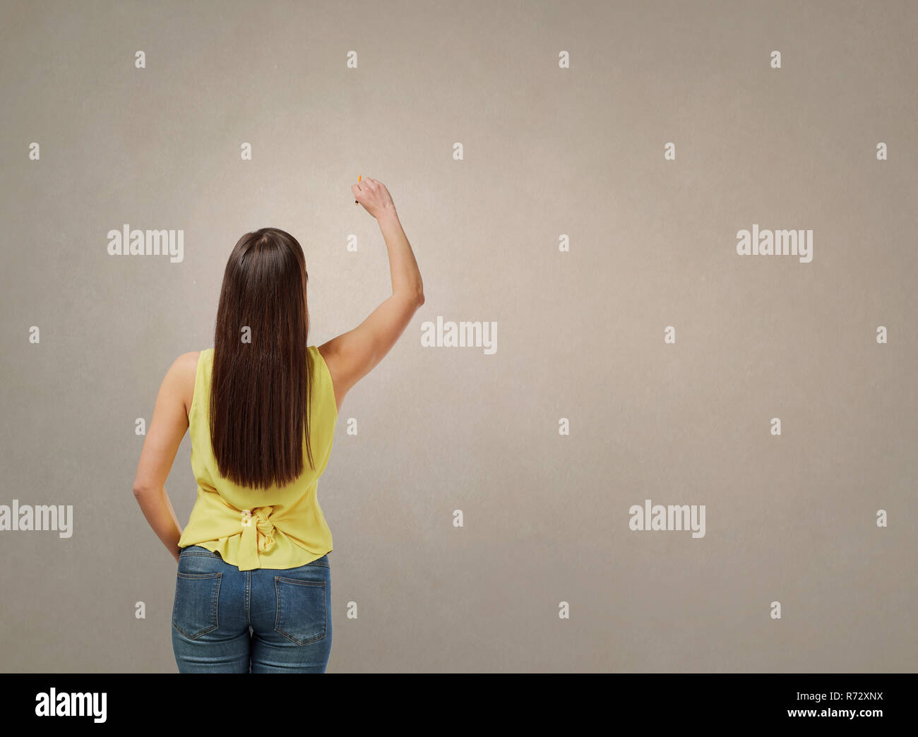 Donna scritta sul muro grigio Foto Stock