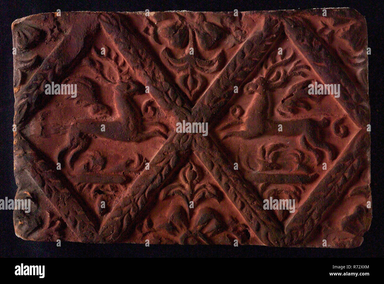 Hearthstone, da Anversa in Belgio, senza telaio con cervo alato in vetro, fire camino in pietra ceramica del componente di mattoni cotti al forno, Hearthstone del tipo di Anversa senza cornice che mostra due cervi alato collocato in due lastre di vetro con foglia di alloro motif e accompagnata dall'anno 1606 la metà delle finestre sulla parte superiore e inferiore sono riempiti con giglio pattern. data 1606 storia di riscaldamento Foto Stock