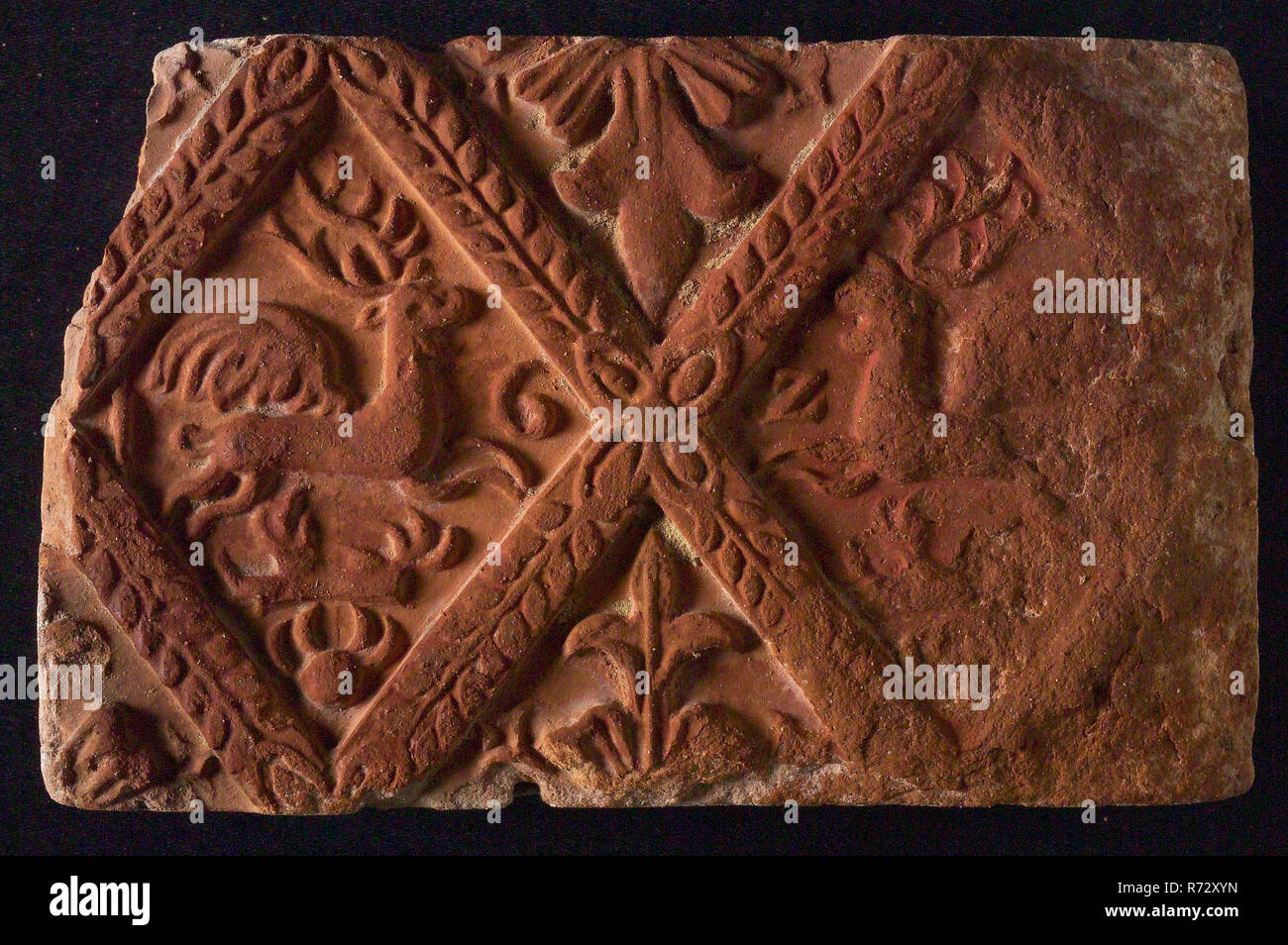 Hearthstone, da Anversa in Belgio, senza telaio con cervo alato in vetro, fire camino in pietra ceramica del componente di mattoni cotti al forno, focolare di pietra del tipo di Anversa senza cornice che mostra due cervi alato collocato in due lastre di vetro con foglia di alloro motif e accompagnata dall'anno 162? Il semi-riquadri nella parte superiore e inferiore sono riempiti con giglio pattern. anno 162? Riscaldare la storia del palazzo Foto Stock