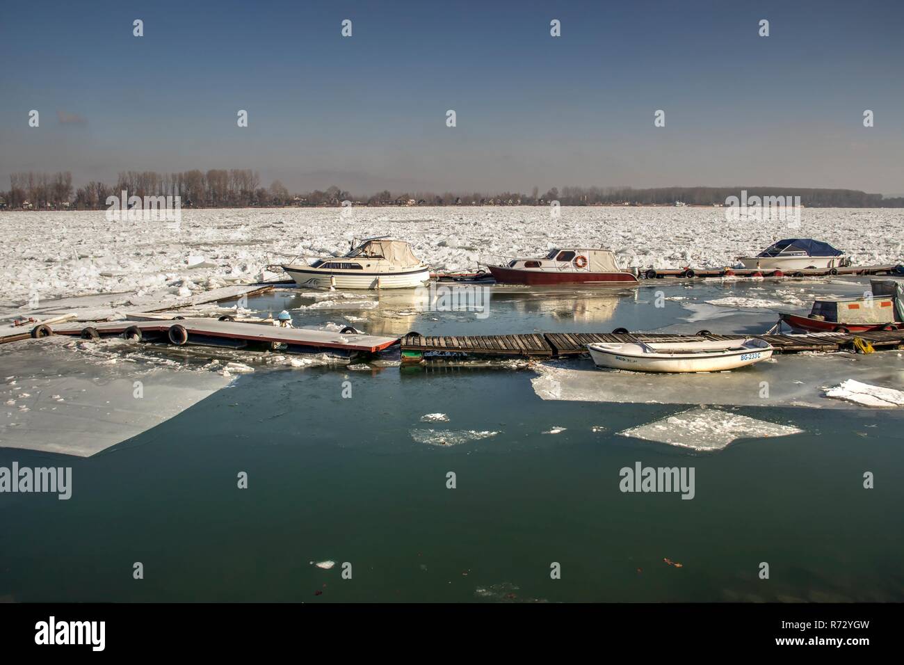 Zemun, Belgrado, Serbia, Gennaio 2017 - Imbarcazioni circondato da blocchi di ghiaccio sul fiume Danubio Foto Stock