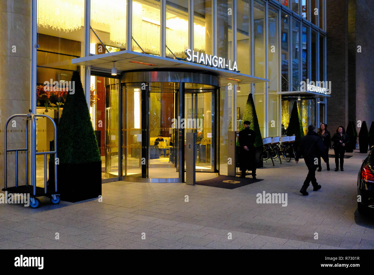 Concierge presso il Shangri La Hotel a Shard London REGNO UNITO Foto Stock