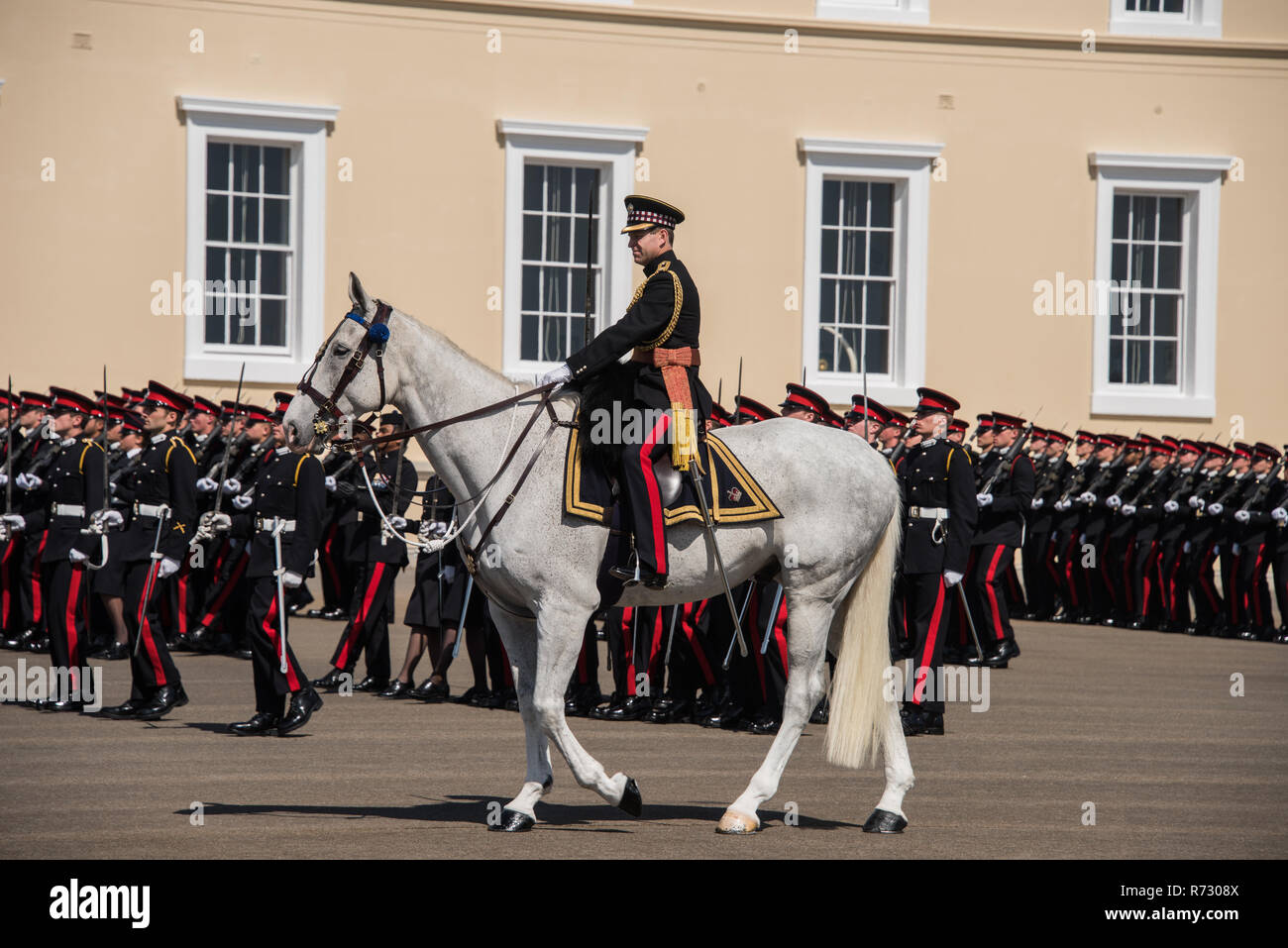 Allievi Ufficiali presso l'accademia militare reale Sandhurst prendere parte alla parata sovrani prima di essere commissionato. Foto Stock