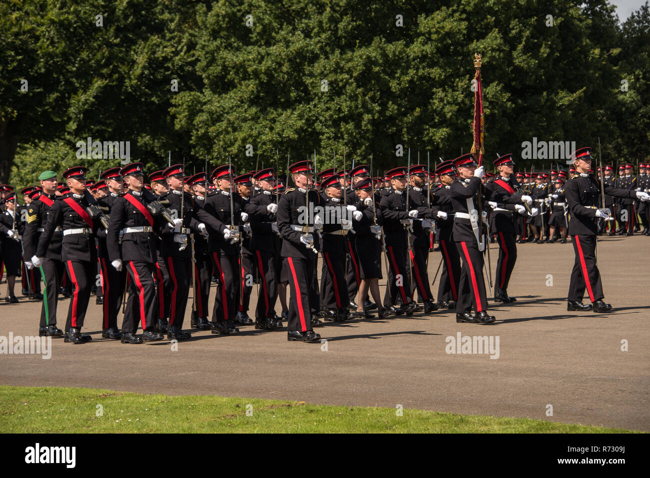 Allievi Ufficiali presso l'accademia militare reale Sandhurst prendere parte alla parata sovrani prima di essere commissionato. Foto Stock