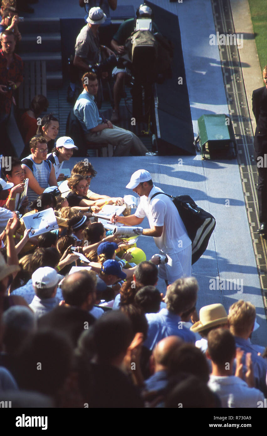 2005, vista dall'alto di American giocatore di tennis Andy Roddick firma autografi a Wimbledon a seguito di una partita. Foto Stock