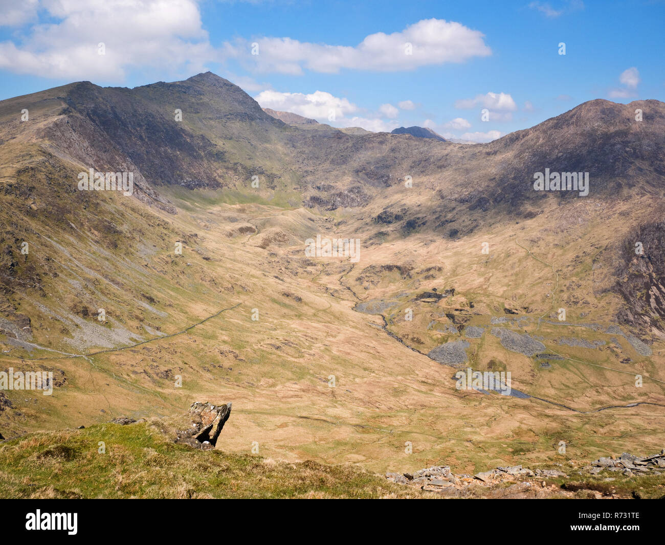 Snowdon visto da anni di Aran, mostrando la cresta sud (Allt Maenderyn) e picco vicini Y Lliwedd intorno Cwm Tregalan e Cwm Llan Foto Stock