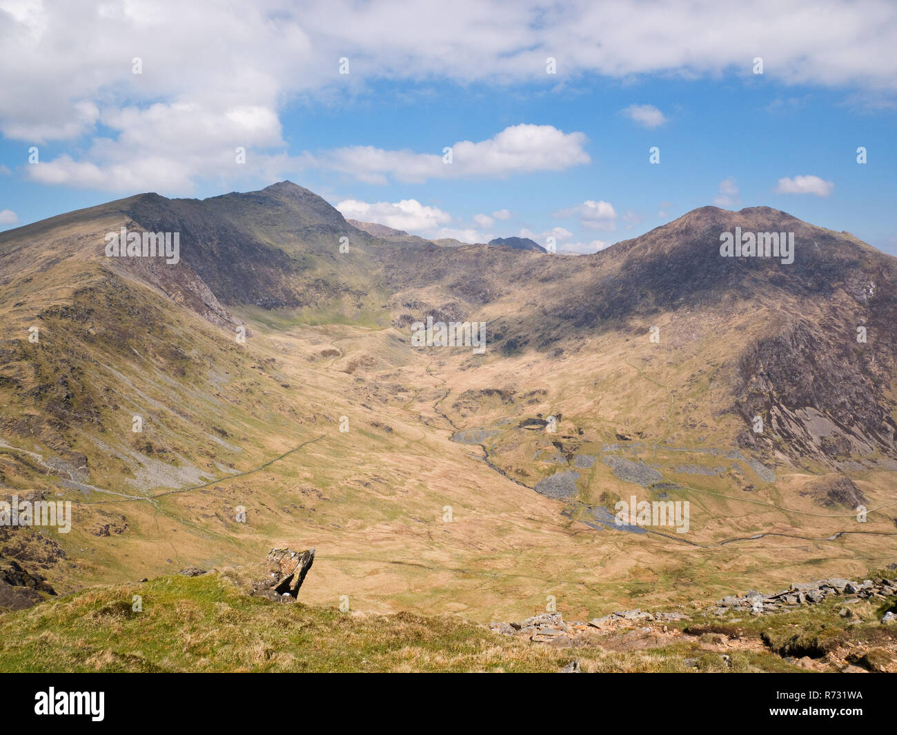 Snowdon visto da Yr Aran, che mostra il crinale sud (Allt Maenderyn) & il picco vicino Y Lliwedd intorno a CWM Tregalan, CWM Llan & il percorso di Watkin Foto Stock