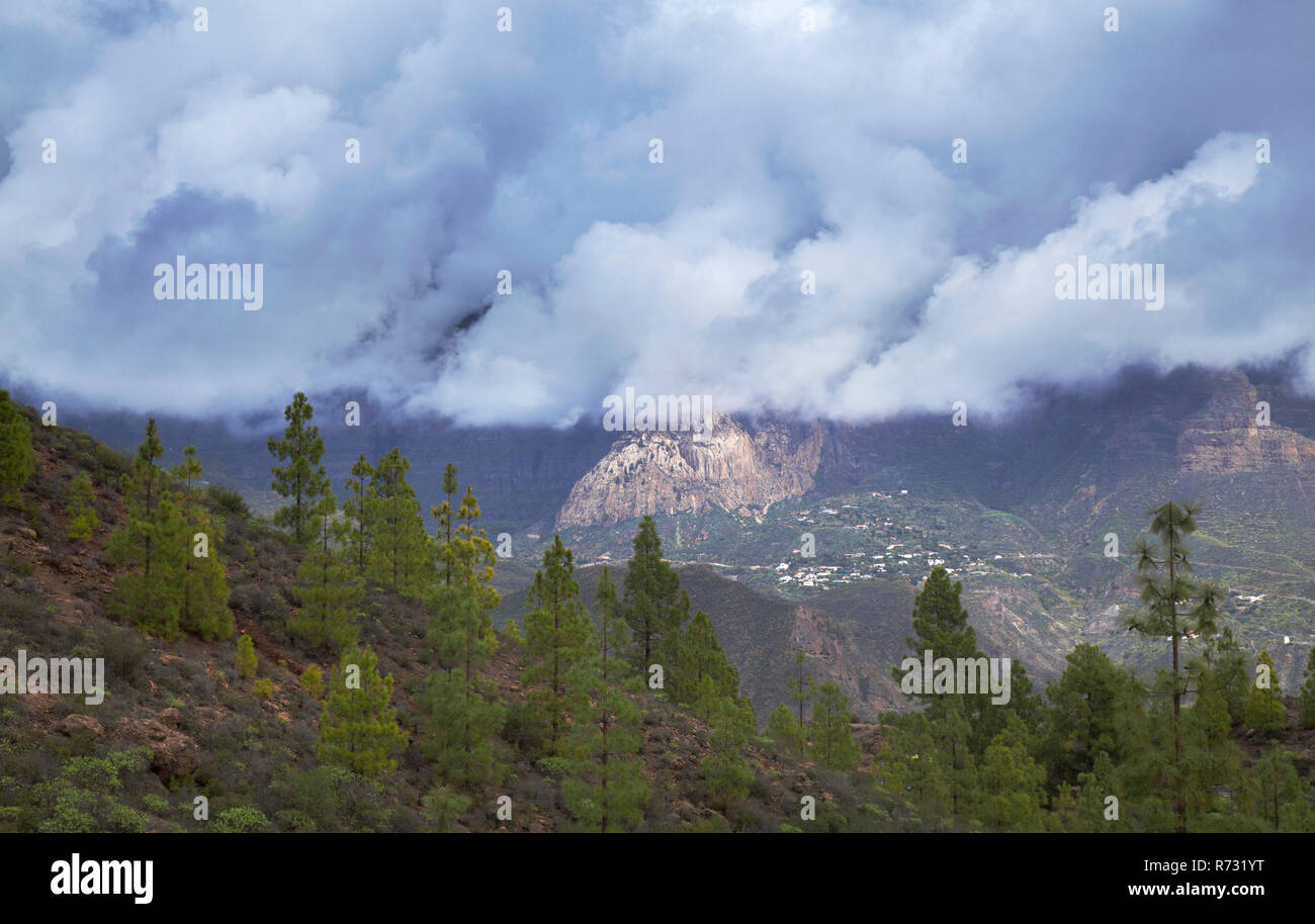 Gran Canaria, novembre, splendida vista verso il centro dell'isola, le zone più alte coperto da nuvole pesanti, bianca scogliera Riso Blanco illuminato da Sun Foto Stock