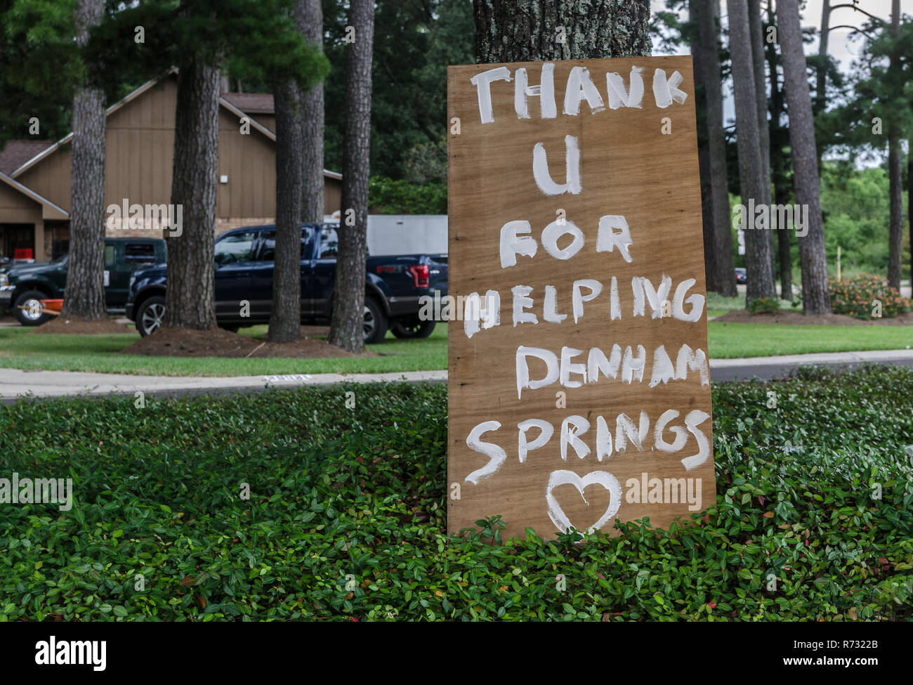 Un dipinte a mano e firmare in un quartiere grazie ai volontari per aiutare con alluvione i soccorsi, Sett. 4, 2016 in Denham Springs, Louisiana. Foto Stock