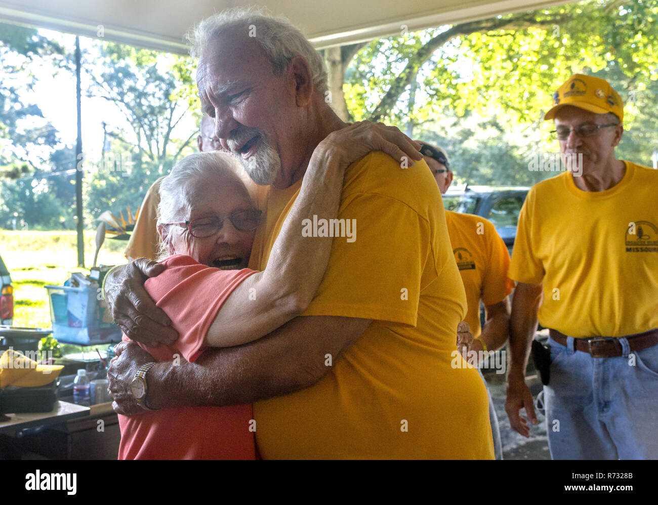 Un diluvio vittima abbracci un Southern Battista Disaster Relief volontario dopo una marea di Baton Rouge, Louisiana. Foto Stock