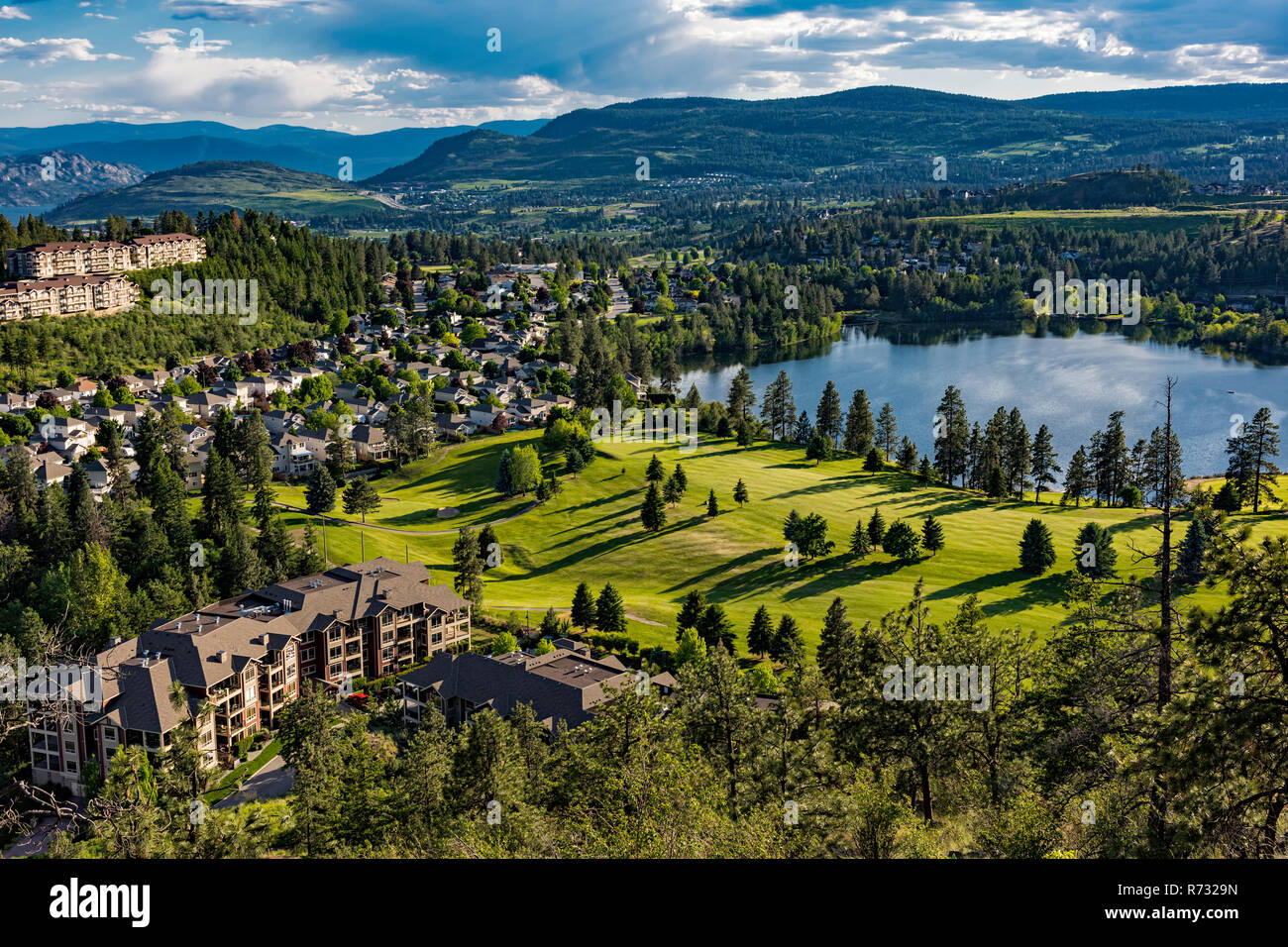 Vista in elevazione di un campo da golf e area residenziale a Shannon Lago Okanagan Valley West Kelowna British Columbia Canada Foto Stock
