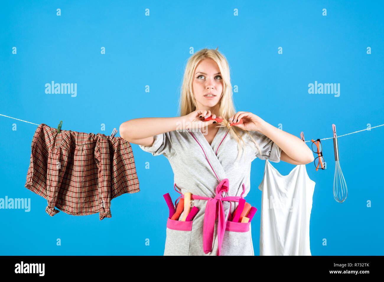 Sottolineato retrò casalinga. Cameriera o casalinga si preoccupa di casa. Vintage governante di donna. Madre impegnata. Il Multitasking mom. Esecuzione delle diverse mansioni domestiche. Superiore significa una migliore Foto Stock