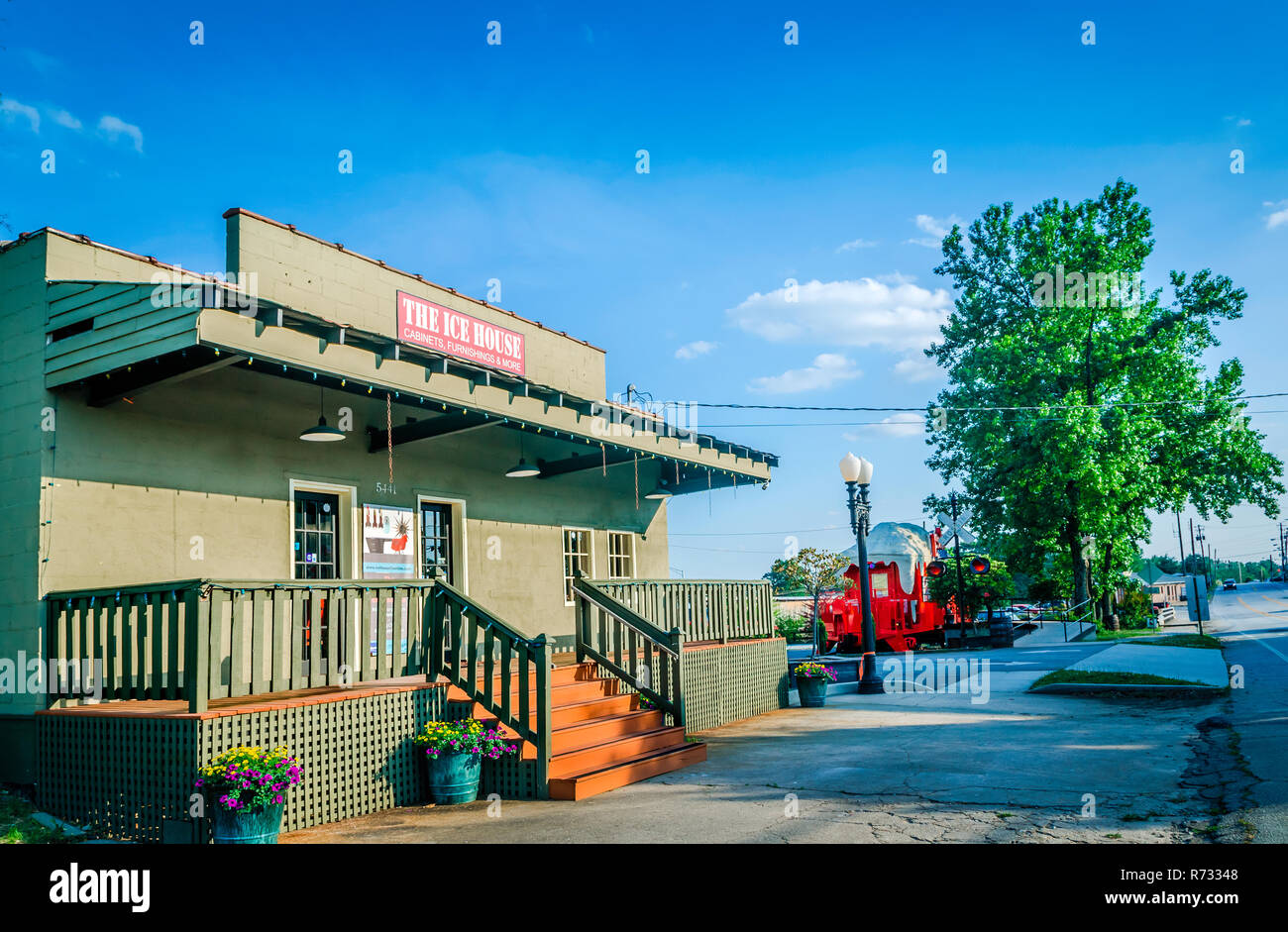 Il sole tramonta sull'Ice House furniture store e il gelido Caboose gelateria, 20 maggio 2014, in Chamblee, Georgia. ( Foto Stock