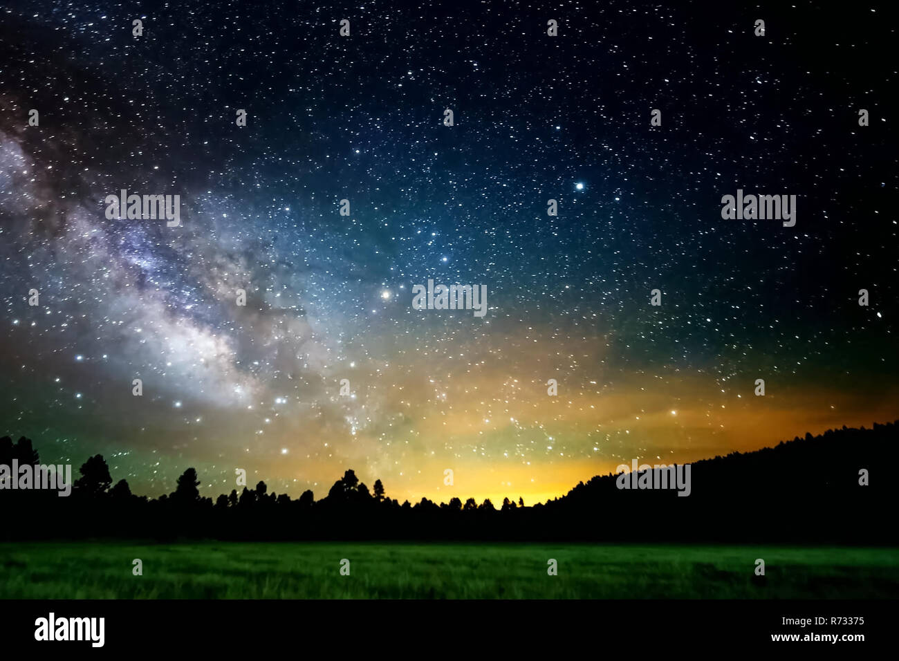 Il cielo stellato la via lattea. Foto di lunga esposizione. Paesaggio notturno Foto Stock