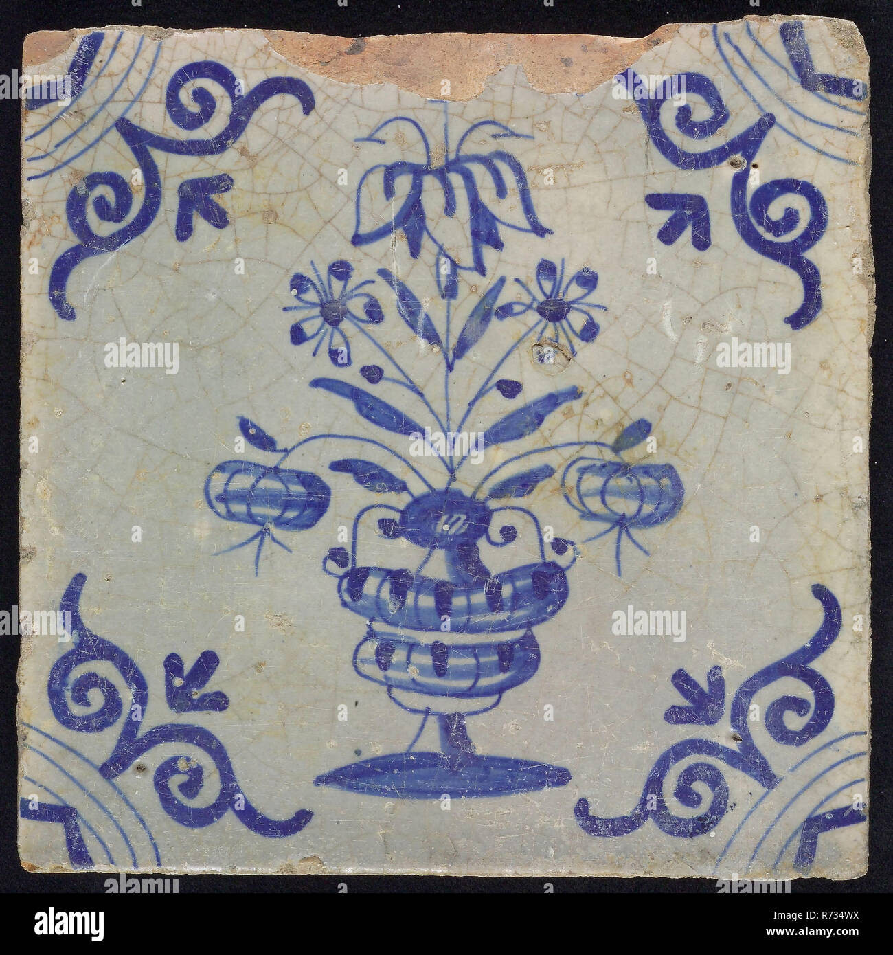 BC, fiore piastrella, Vaso di fiori in blu su bianco, angolo motif grande testa di bue, parete piastrella piastrella ceramica scultura ceramica smalto cotto 2x smaltata dipinta di rosso di shard square. Tre possibili quattro fori dei chiodi due-tono. Blu blu tirare su sfondo bianco. Vaso di fiori con cinque fiori stilizzati con corona imperiale e foglie, cotto su C de C ha una forte strisce incrociate. Foto Stock