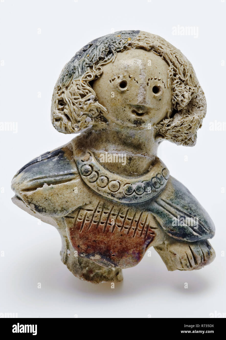 Busto di ragazza figura, frammento adornment brocca, figura Caraffa in ceramica del tubo di lancio titolare terraglie ceramiche Maiolica smalto smalto di piombo, mano-formato cotto smaltato Busto di ragazza figura frammento di riccamente decorata con beccuccio caraffa. Smaltata. White shard archeologia fossa della metropolitana il centro città di Rotterdam Stadsdriehoek Oostplein ceramica indigena importazione servono da bere servire servire ornamentazione scoperta del suolo: metropolitana Oostplein pit. Foto Stock