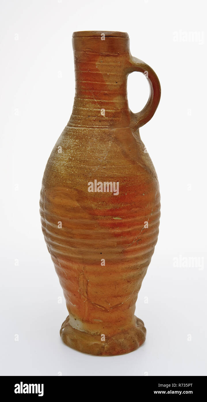 Grande caraffa o jacobakan brocca o caraffa jacobakan stoviglie titolare terra trovare gres ceramico smalto smalto argilloso, girate a mano cotto grande boccale o jacobakan sui piedi schiacciati con gli anelli sul ventre e collo grigio shard. Orange loam smalto archeologia Capelle aan den IJssel House per servire Capelle castello scoperta del suolo: Casa a Capelle dal canale sul lato sud. Foto Stock