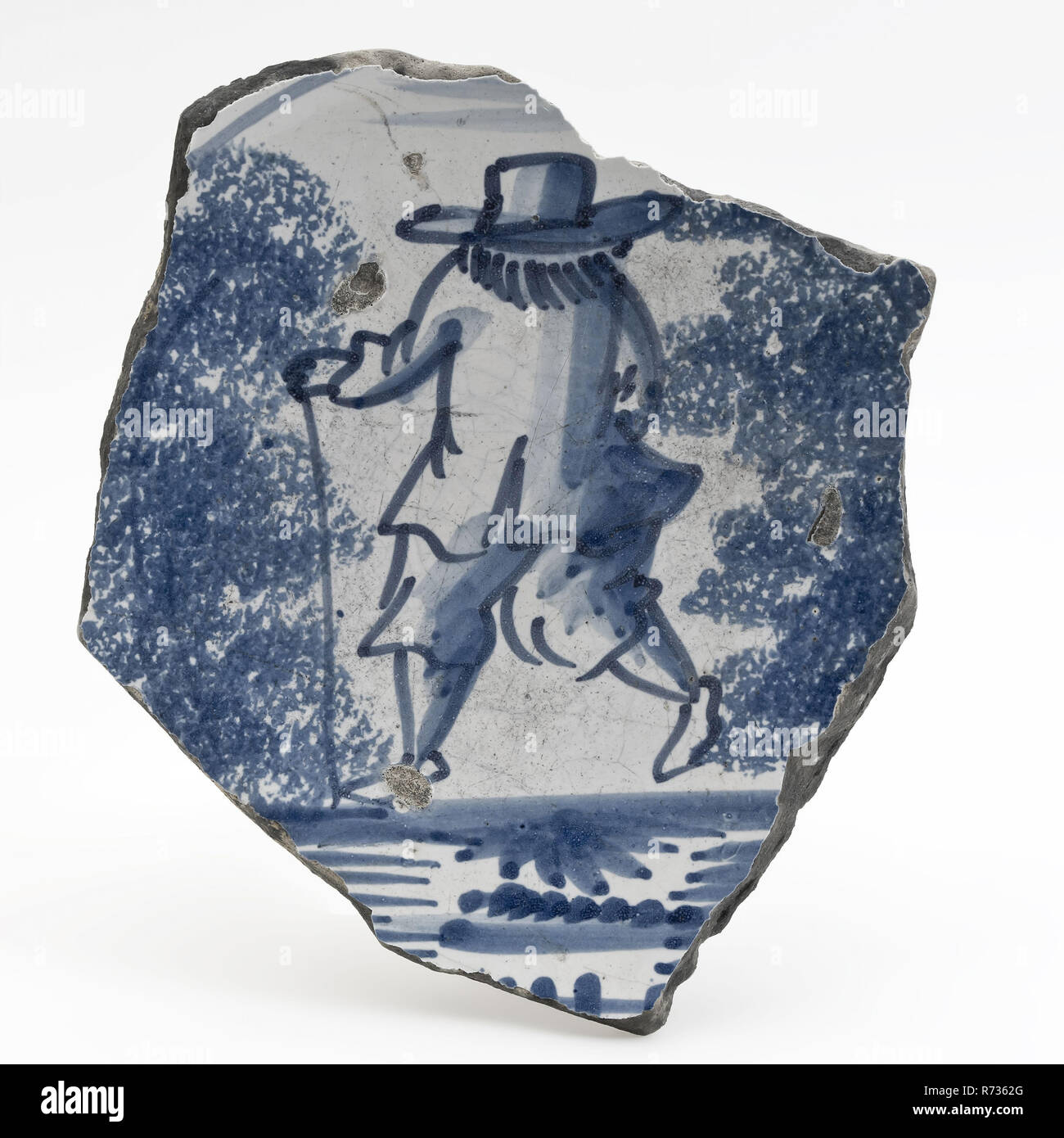 Frammento di piatto in maiolica con uomo a piedi in blu su sfondo bianco, piatto porta-stoviglie suolo trovare ceramica smalto terracotta smalto stagno piombo smalto, anello 12.8 lato rivolto al forno 2x frammento di maiolica piatto in maiolica blu con rappresentazione sullo stand di presentazione di anello è costituito da uomo a piedi con bastone nel paesaggio boscoso alberi sono illustrati nella tecnica tamponation. impronte sulle prestazioni. Retro del piombo archeologia smalto Rotterdam eliporto motivi ceramiche indigene cibo serve table room serve la scoperta del suolo: Eliporto sito Rotterdam Giugno 1978. Foto Stock