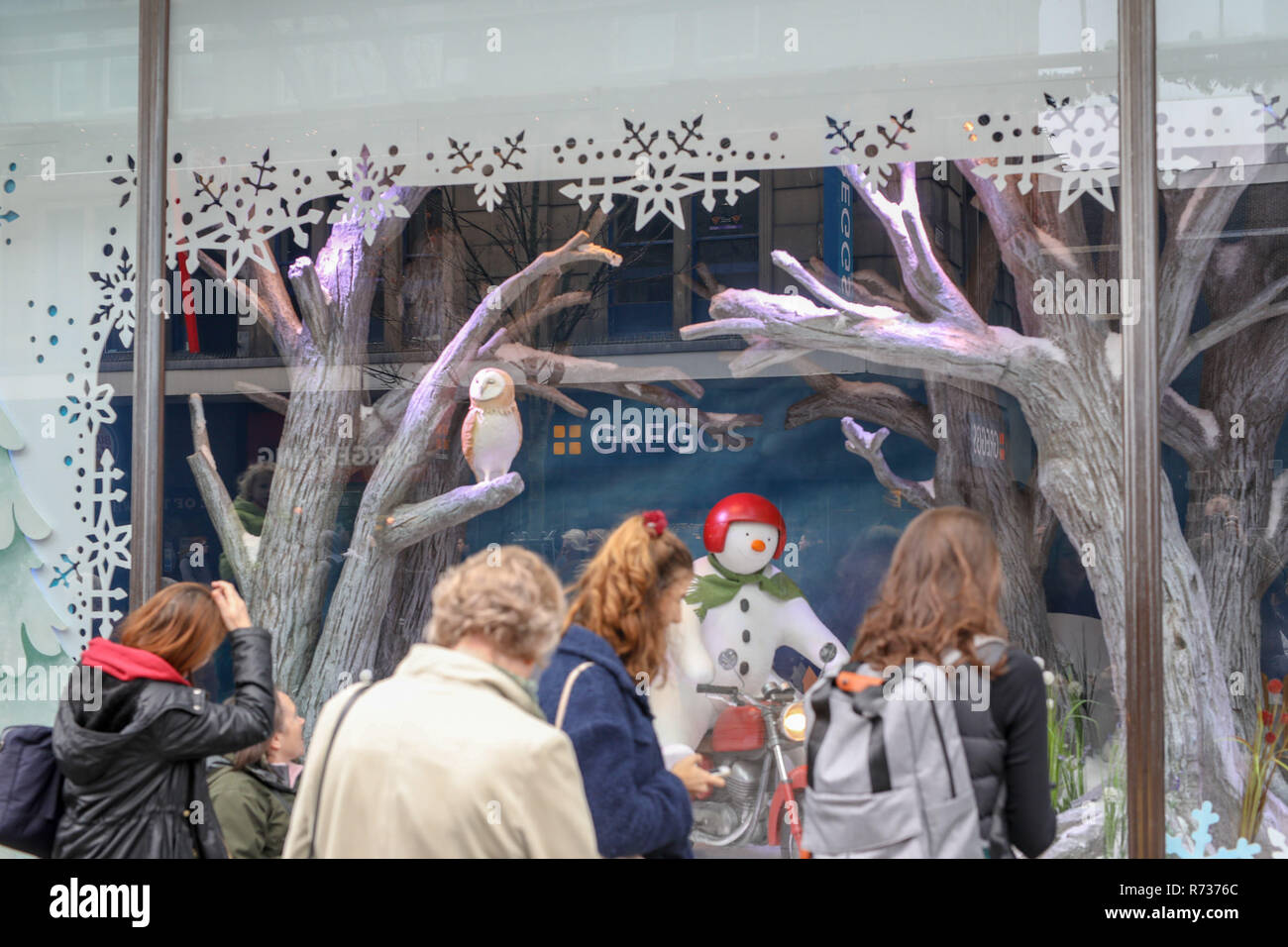 Greggs trasforma il loro segno indietro per una ragione quando la folla stanno guardando Fenwick annuali di Natale la finestra di visualizzazione. La folla può sentirsi affamati ma sicuri dove andare a mangiare improvvisamente nella finestra vedono il segno Greggs in modo che possano acquistare vi festosa cuocere come il segno è indietro sul negozio reale quando essi stanno cercando nella finestra di visualizzazione della Fenwick's vedranno il segno nel senso corretto. Dotato di: atmosfera dove: Newcastle upon Tyne, Tyne and Wear, Regno Unito quando: 06 Nov 2018 Credit: WENN.com Foto Stock