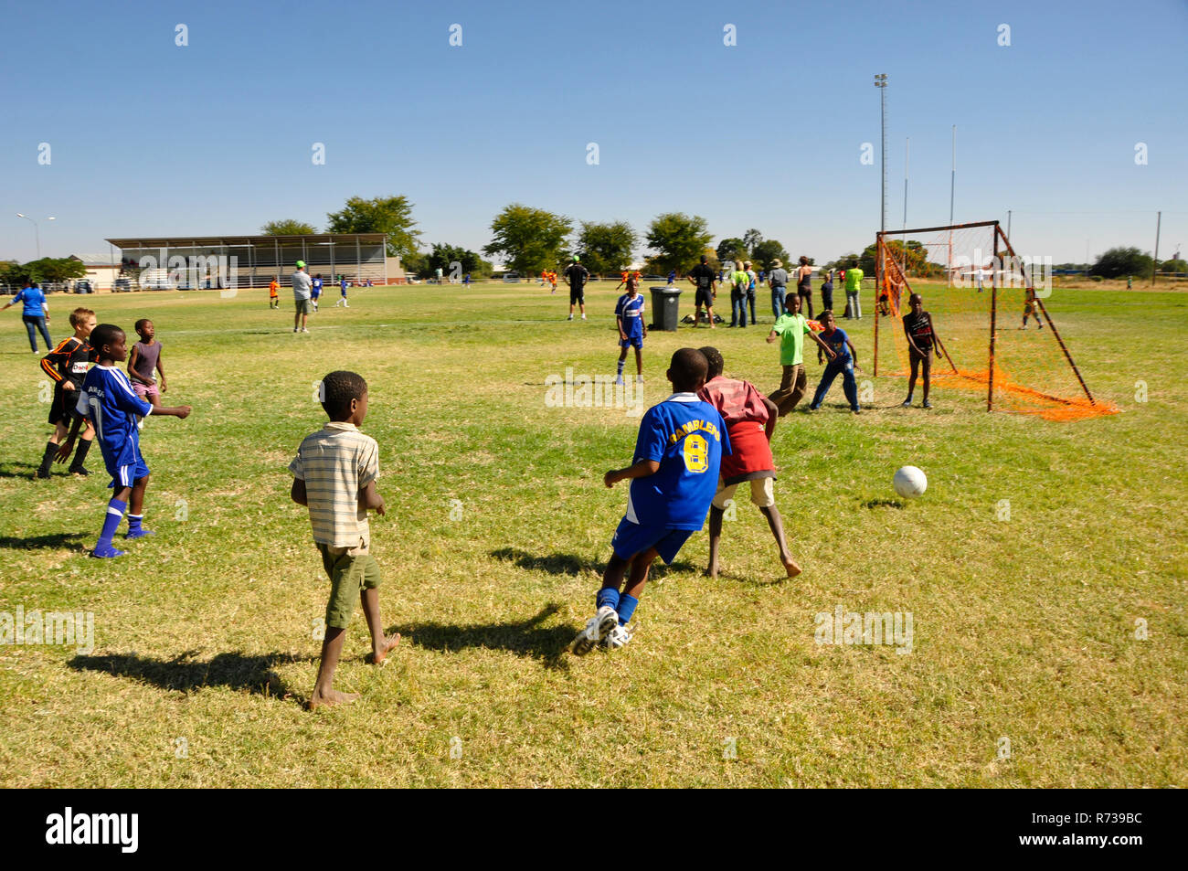 Namib schoolkids giocando a calcio a un concorso in Okahandja. Foto Stock