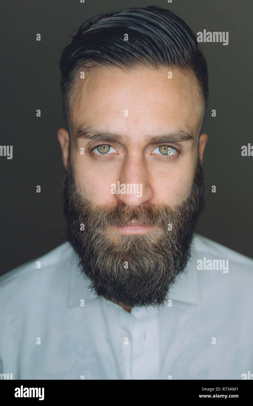Ritratto di giovane uomo con la barba, close-up Foto Stock