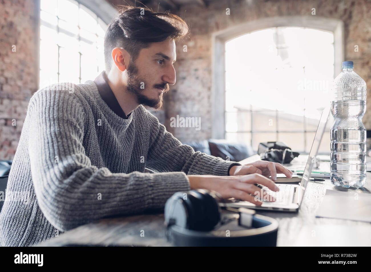 Designer al lavoro in studio Foto Stock