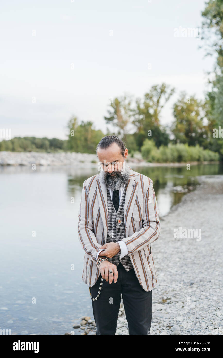 Uomo in piedi dal lago Foto Stock