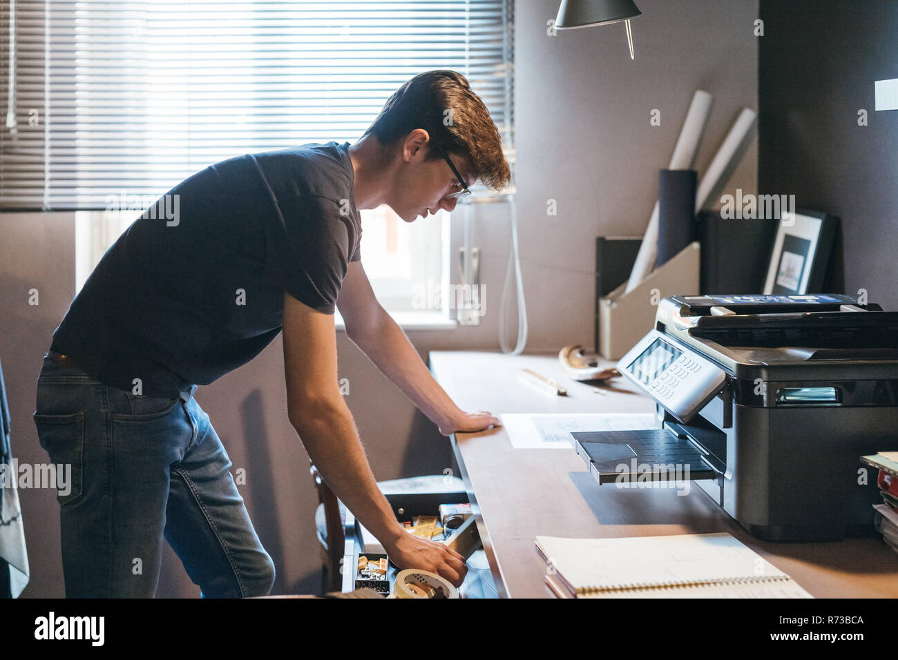 Uomo che lavora in ufficio a casa Foto Stock