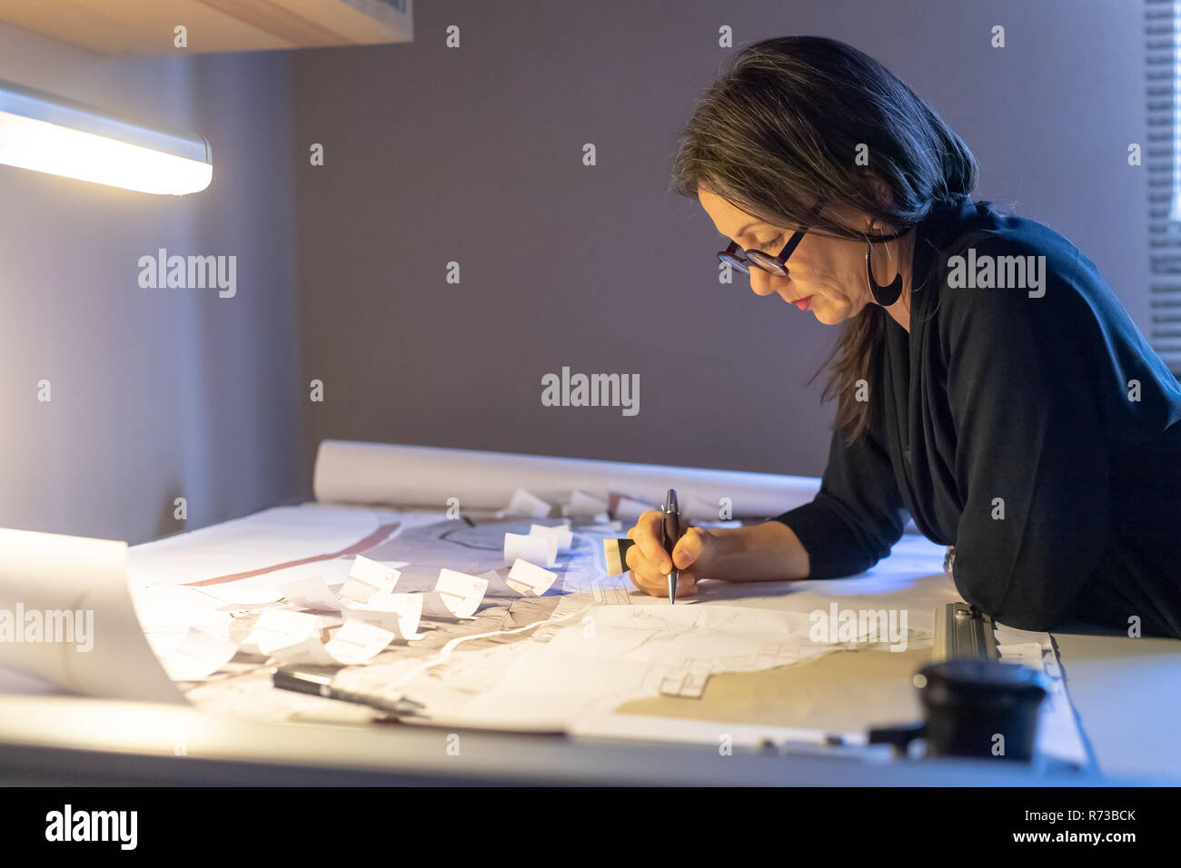 Donna che lavorano in ufficio in casa Foto Stock