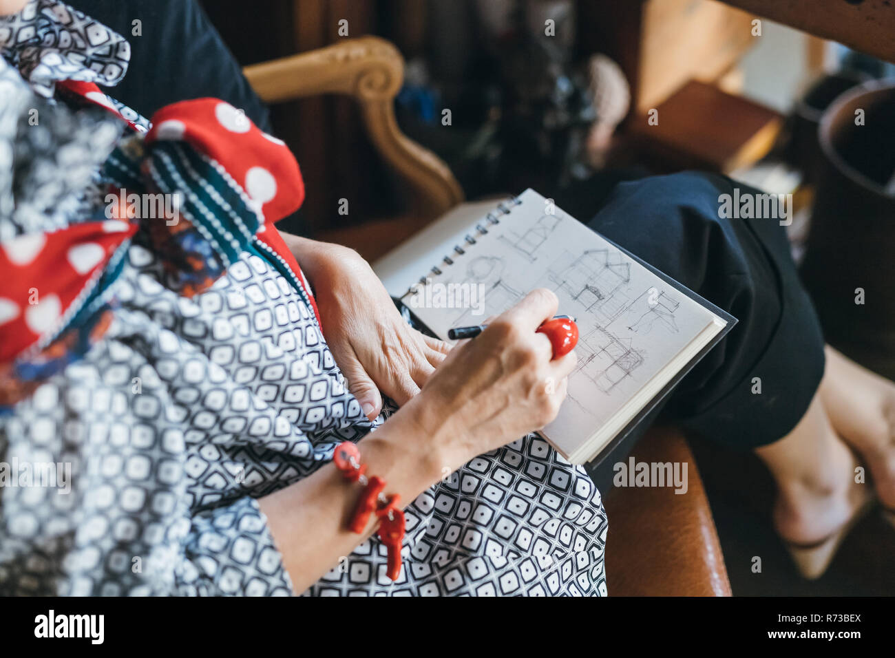 Donna al lavoro su progetti nel suo studio Foto Stock