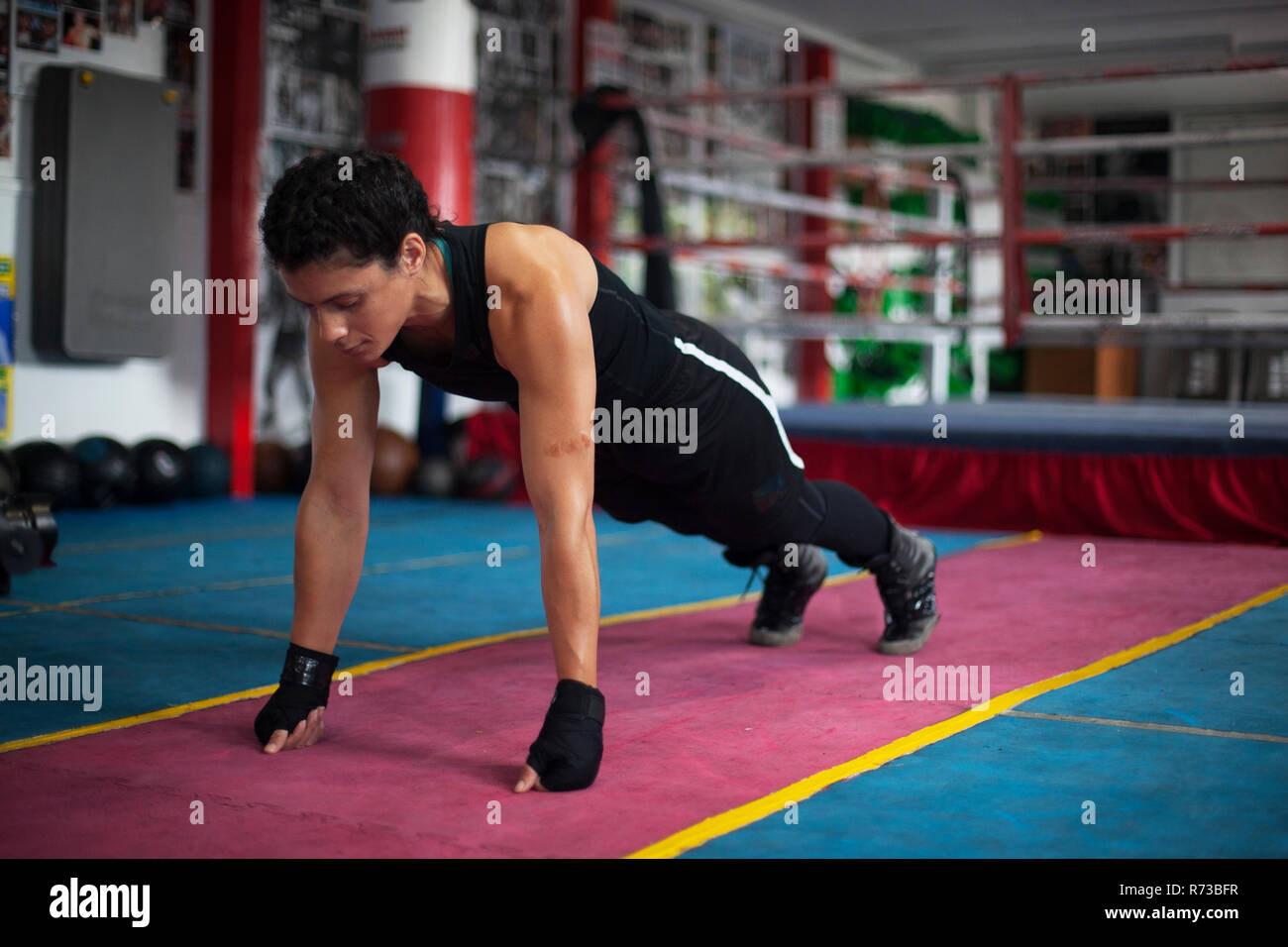 Boxer femmina facendo listoni in palestra Foto Stock
