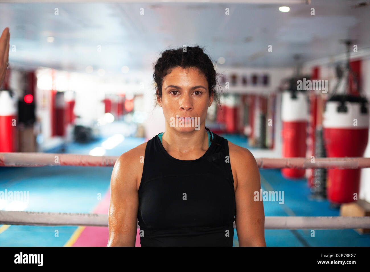Boxer femmina in palestra Foto Stock