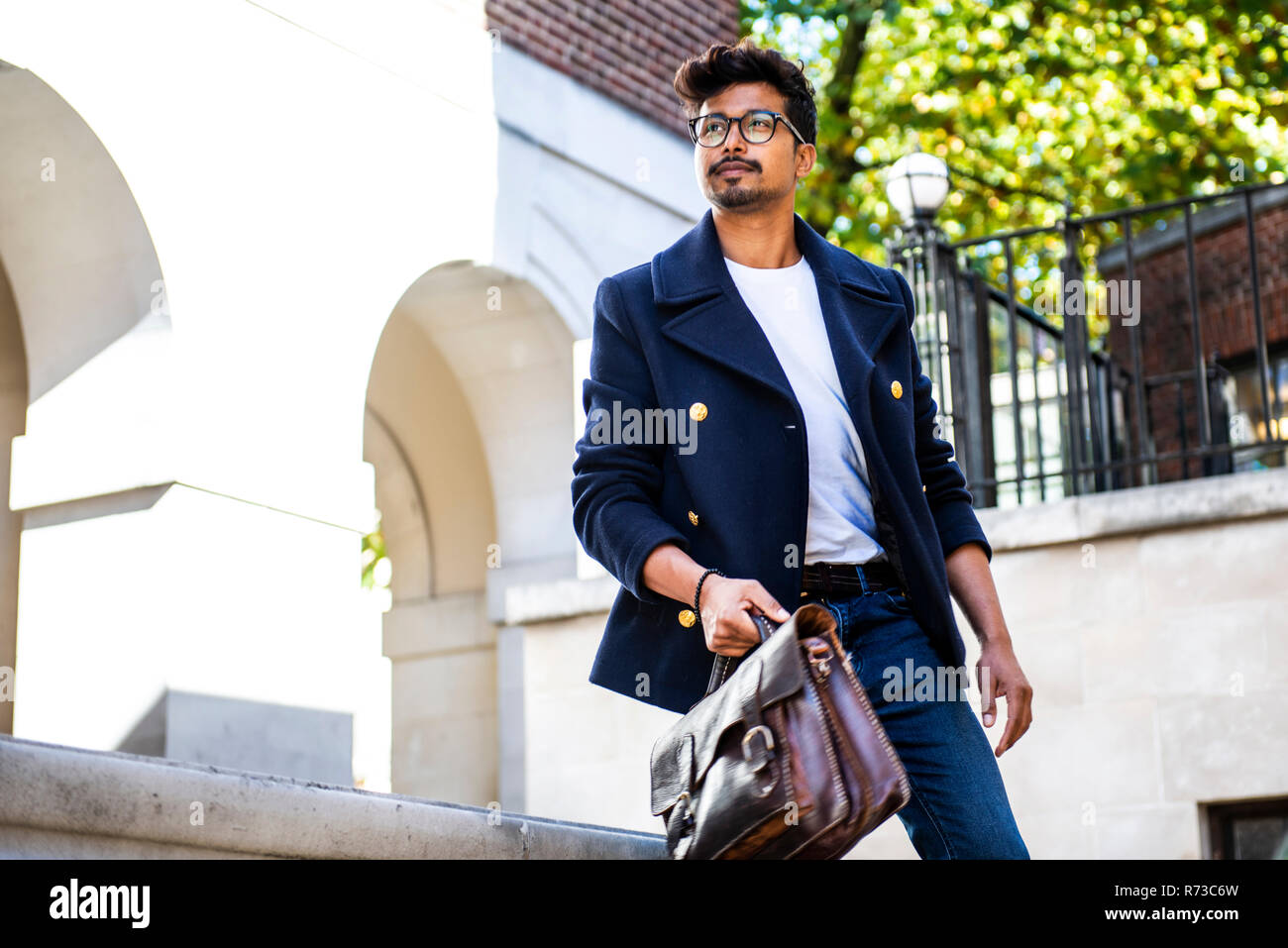 Imprenditore lasciando per business meeting Foto Stock