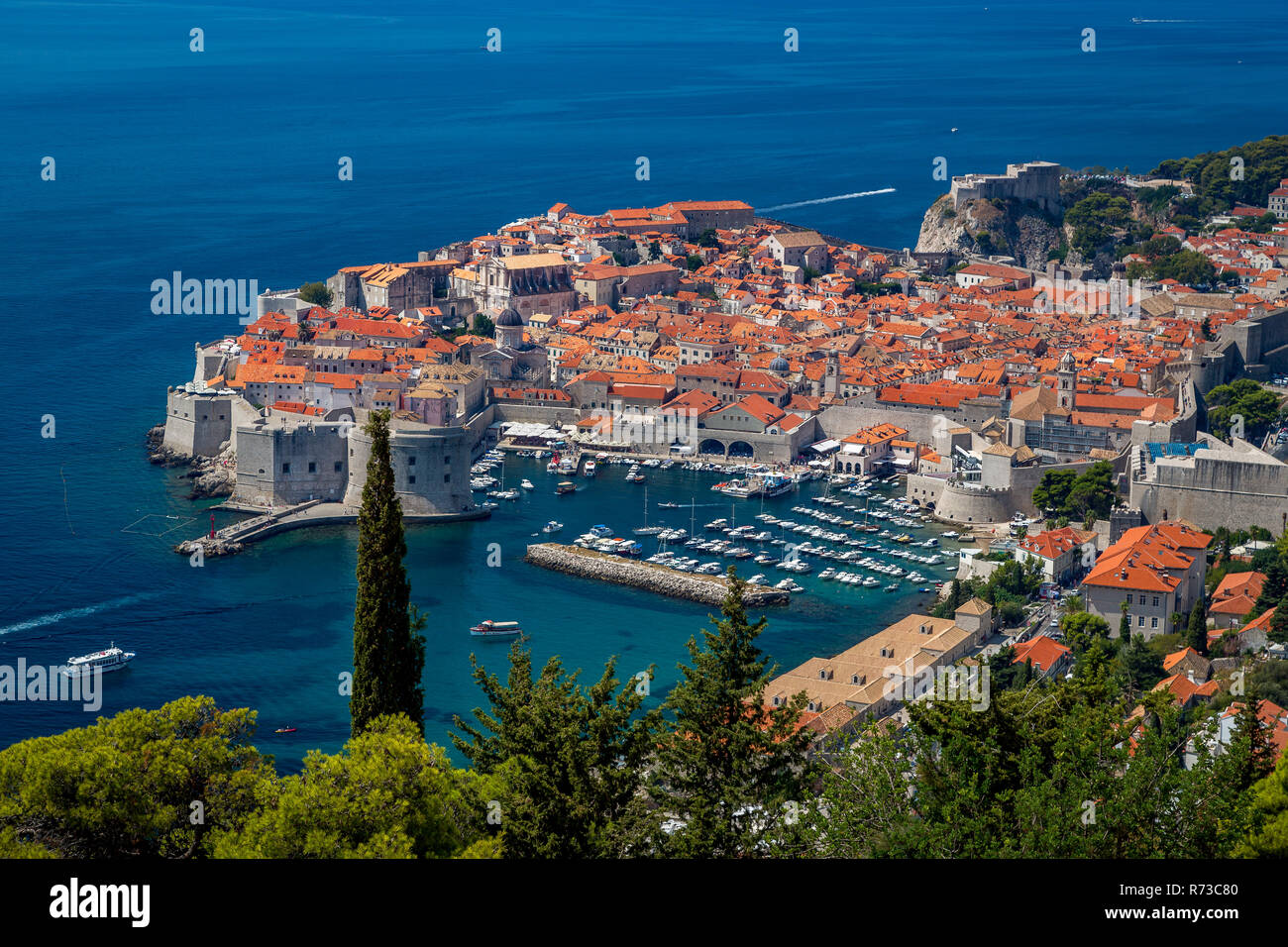 Dubrovnik Città vecchia cinta muraria della città guardando da sopra , immagine di viaggio mentre è in vacanza a piedi le mura della città per vedere la bellezza della città vecchia. Foto Stock