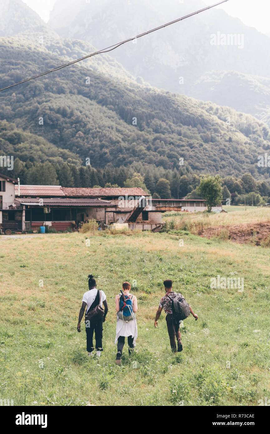 I giovani adulti escursionisti escursioni su tutto il campo di vista posteriore, Primaluna, Trentino-Alto Adige, Italia Foto Stock