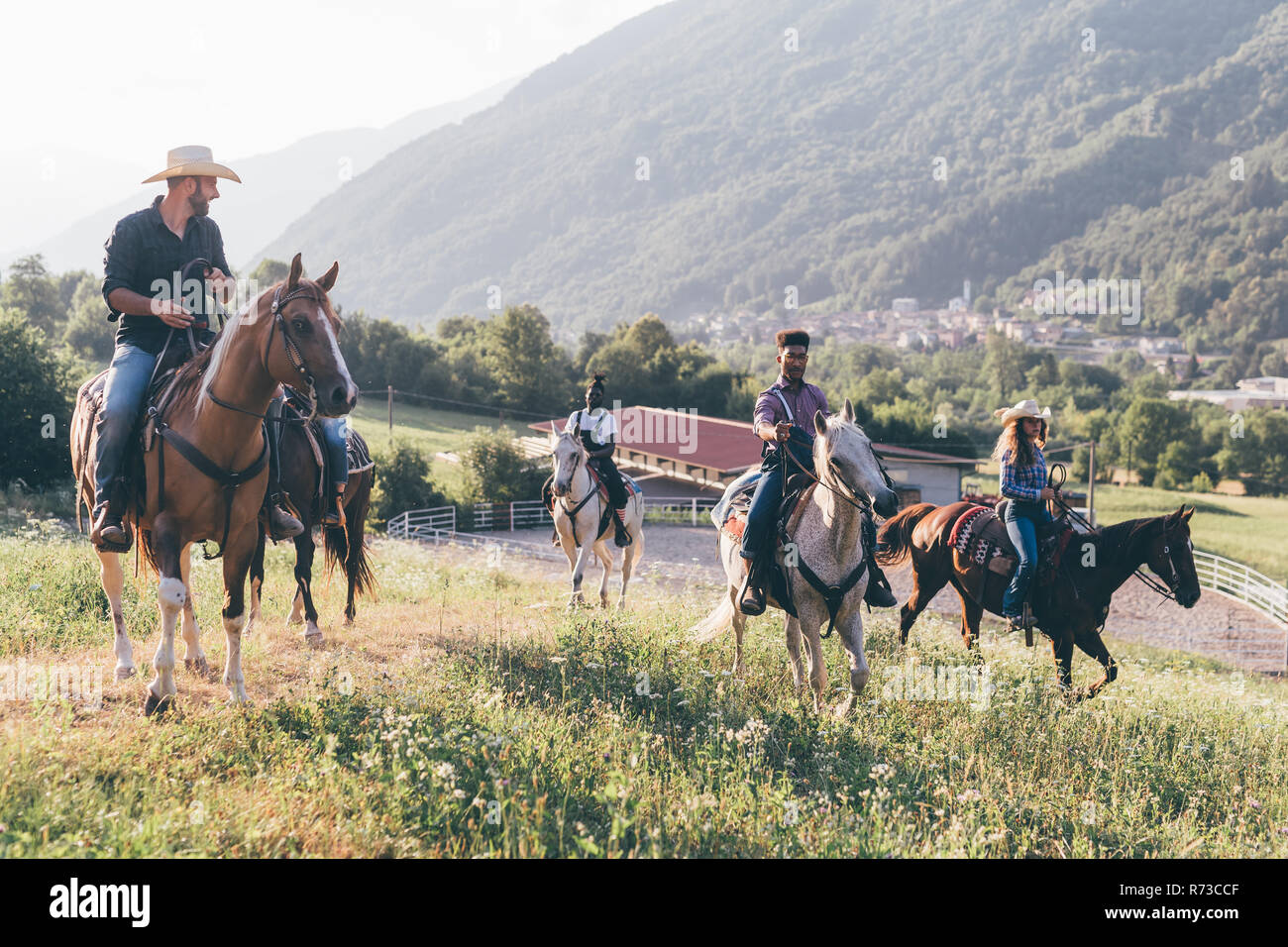 I giovani adulti a cavallo nel paesaggio rurale, Primaluna, Trentino-Alto Adige, Italia Foto Stock