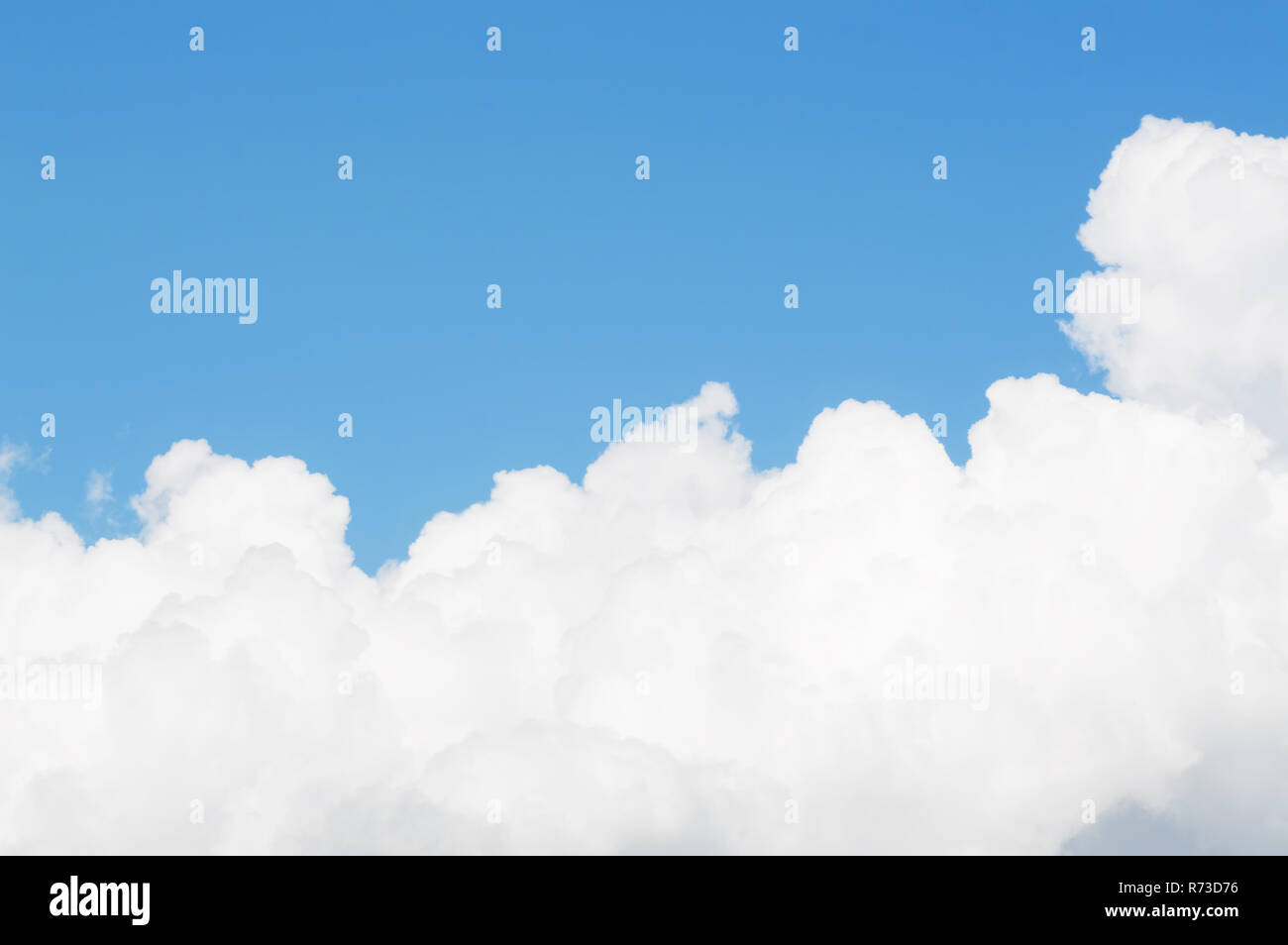 Nuvole su un cielo blu. Foto Stock