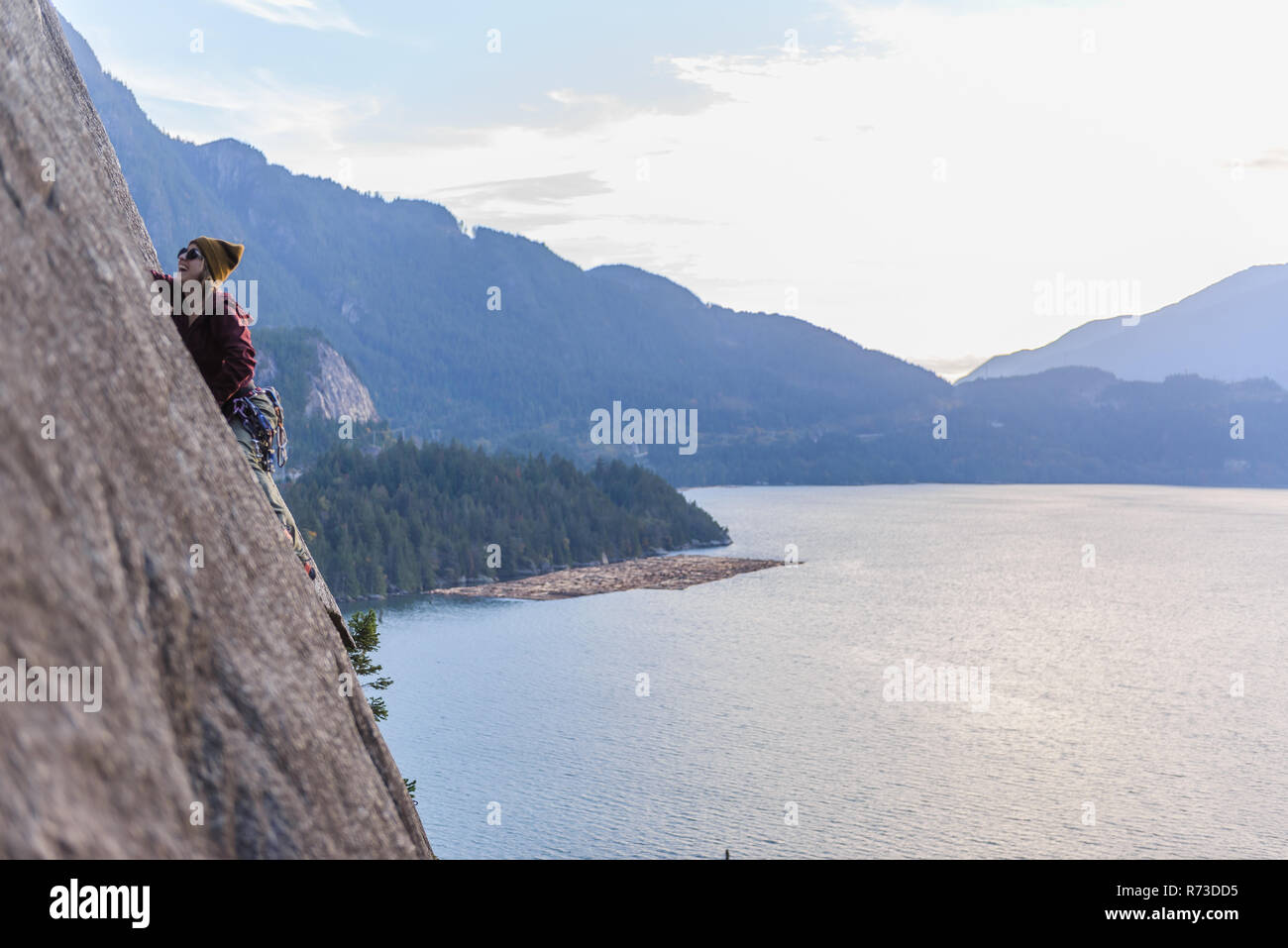 Rocciatore su Malamute, Squamish, Canada Foto Stock