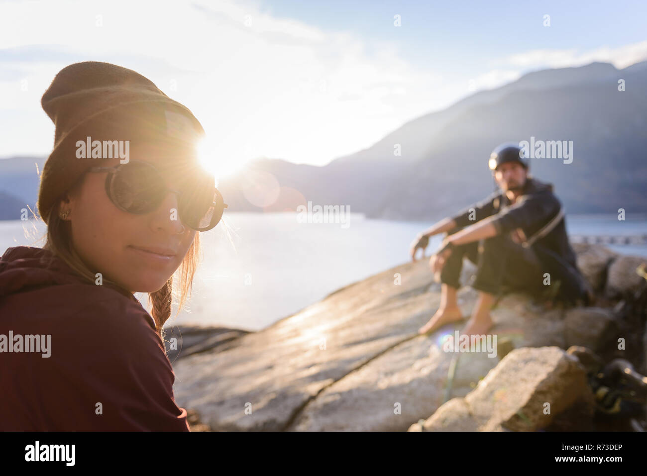 Rocciatore giovane su Malamute, Squamish, Canada Foto Stock