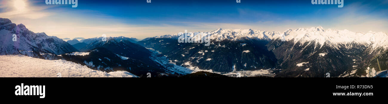 Vista panoramica di catene montuose, Madonna di Campiglio, Trentino Alto Adige, Italia Foto Stock