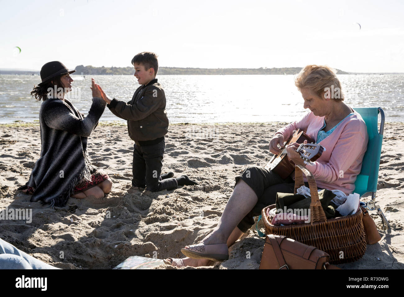 Tre generazioni la famiglia godendo beach Foto Stock