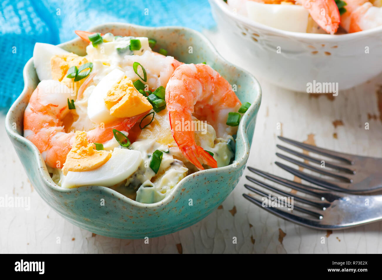 Gamberetti, uova e insalata di patate.Il fuoco selettivo Foto Stock